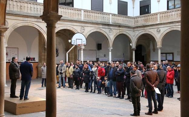 Un momento del acto en el patio de la Trinidad./ROMÁN