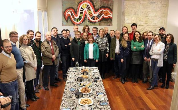 Hosteleros, aceiteros y pasteleros junto a las autoridades en la presentación./ROMÁN