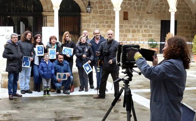 Participantes en el taller de cianotipia ante la cámara de placas de Encarna García./ROMÁN