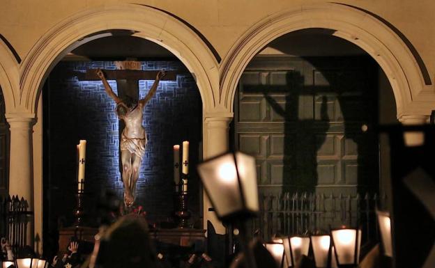 El Cristo de la Noche Oscura saliendo desde la iglesia de San Juan Bautista./ROMÁN