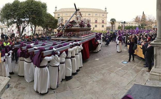 Salida del Cristo de la Caída desde Santa María./ROMÁN