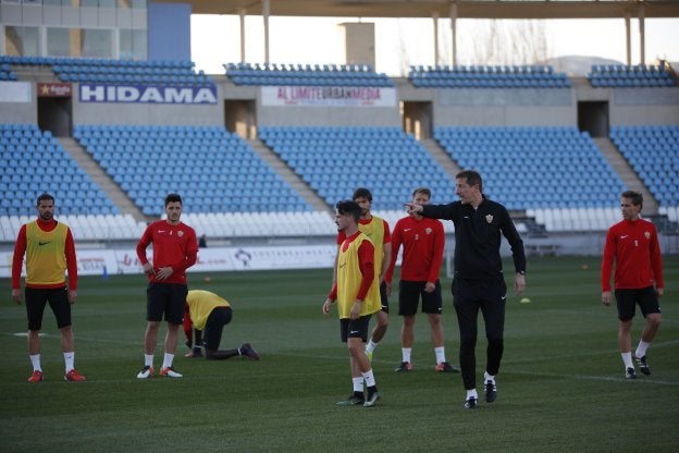 Luis Miguel Ramis repite en el Almería tras haber logrado el objetivo que el club le marcó a su llegada en el mes de marzo.