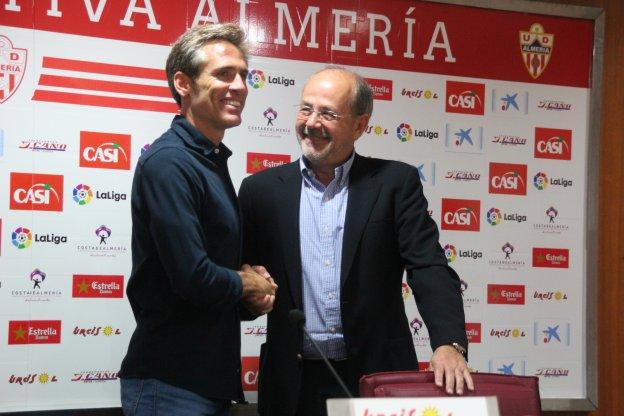 Miguel Ángel Corona, como siempre sonriente, estrecha la mano del consejero Mariano Blanco./J. J. A.