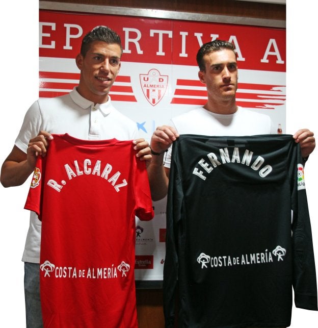Rubén Alcaraz y Fernando posan con las camisetas a defender en la 2017/18.