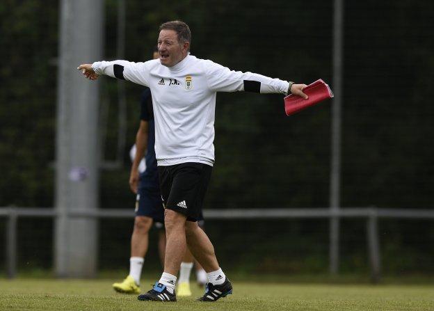 Juan Antonio Anquela dirige, con intensidad, una sesión de entrenamiento del Real Oviedo.