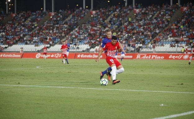 Hicham guarda el balón en presencia de Carlos Hernández./FELIPE ORTIZ