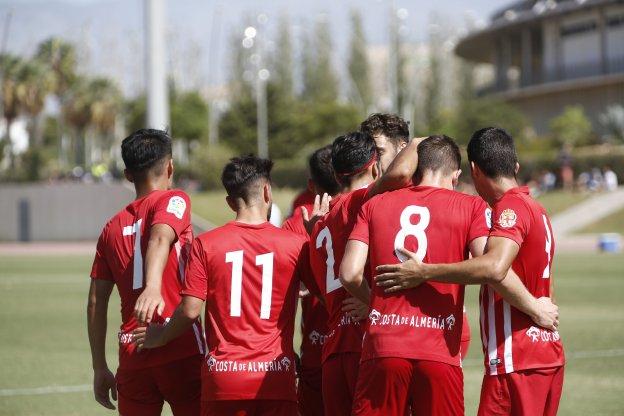 Los jugadores de la UD Almería B celebran uno de los cuatro goles marcados al Villacarrillo. /FELIPE ORTIZ
