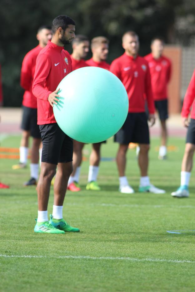 Joaquín Fernández, que trabaja durante una sesión de entrenamiento, tiene encargos para los Reyes Magos./J.J.A.