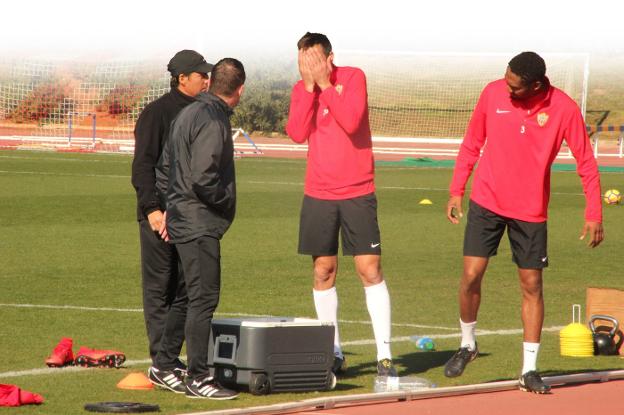 Los servicios médicos hablan con Pablo Caballero, que puede volver al equipo, y con Lucien Owona, que ya estuvo disponible frente a Osasuna./J. J. A.