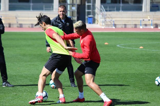 Tino Costa defiende el balón, ante la entrada de Hicham. /UDA