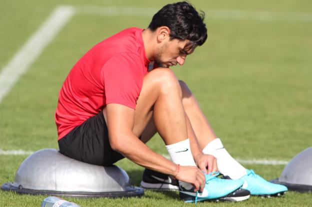Tino Costa se calza las botas y podría estar el viernes con el equipo en Cádiz. /J. J. A.