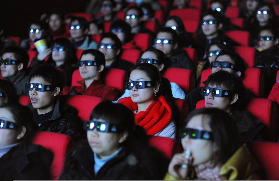 Ciudadanos chinos asisten en un cine de Hefei./AFP