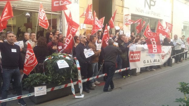 Manifestación de los trabajadores de Galasa en las puertas de la Diputación Provincial de Almería el 29 de noviembre de 2016.