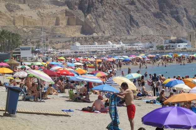 Playa de Aguadulce en temporada estival./F.G.