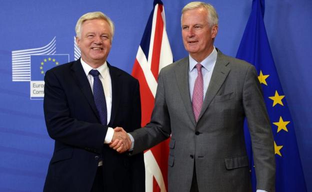 Barnier (dcha.) y Davis (izq.).