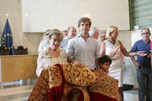 El Juli posa con Natividad García, autora del Capote de Paseo que recibió por su faena en la feria de 2013.