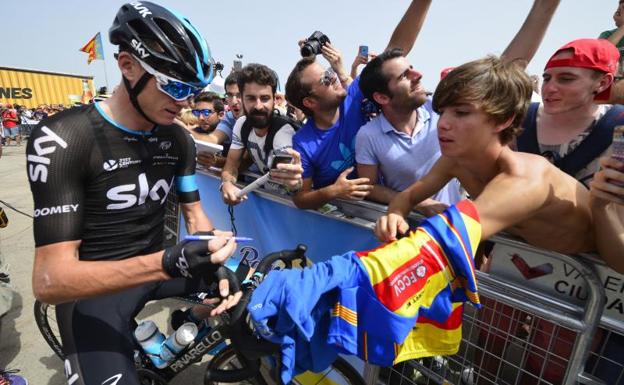 Christopher Froome firma autógrafos en Valencia/AFP