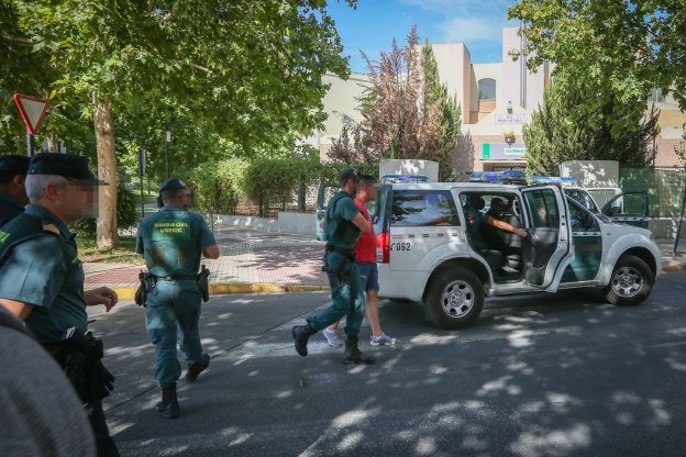 Momento de la detención, ayer en Maracena, sobre las once de la mañana.