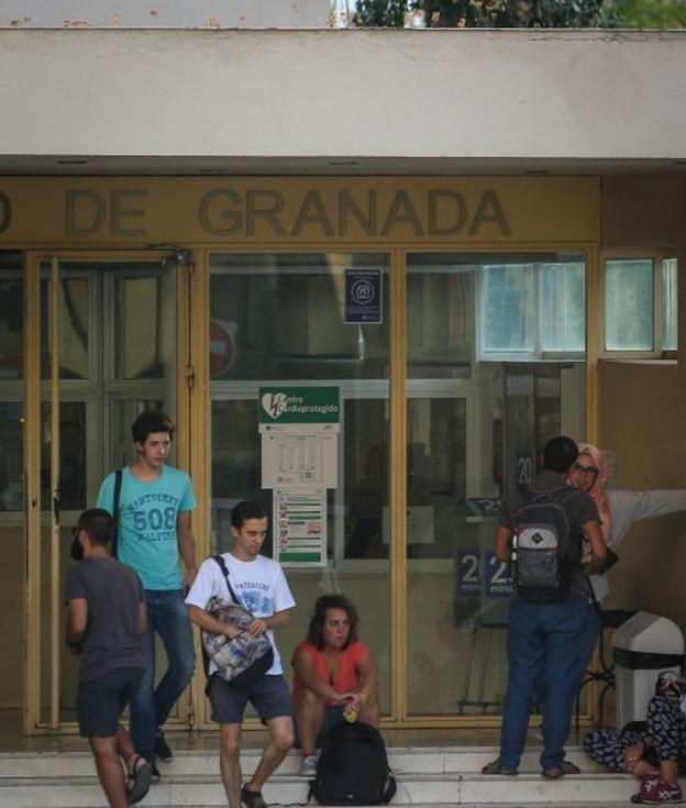 Estudiantes en el aulario de Derecho.