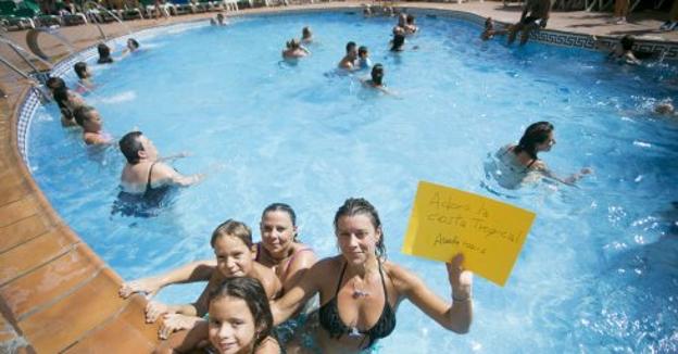 Estas turistas italianas disfrutan de la piscina del Hotel Victoria Playa de Almuñécar y de la Costa Tropical. :: javier martín