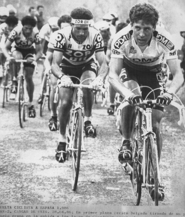Álvaro Pino, aquí a rueda de Perico Delgado, ganó la Vuelta de 1986 en Sierra Nevada.