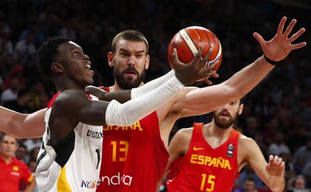 Marc Gasol, ante Schroeder. /Reuters