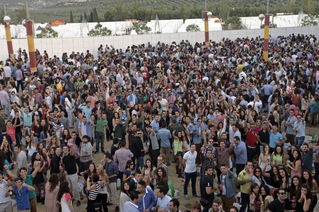 El recinto para hacer botellón se queda pequeño los días claves de la Feria de San Lucas, en la capital jienense.