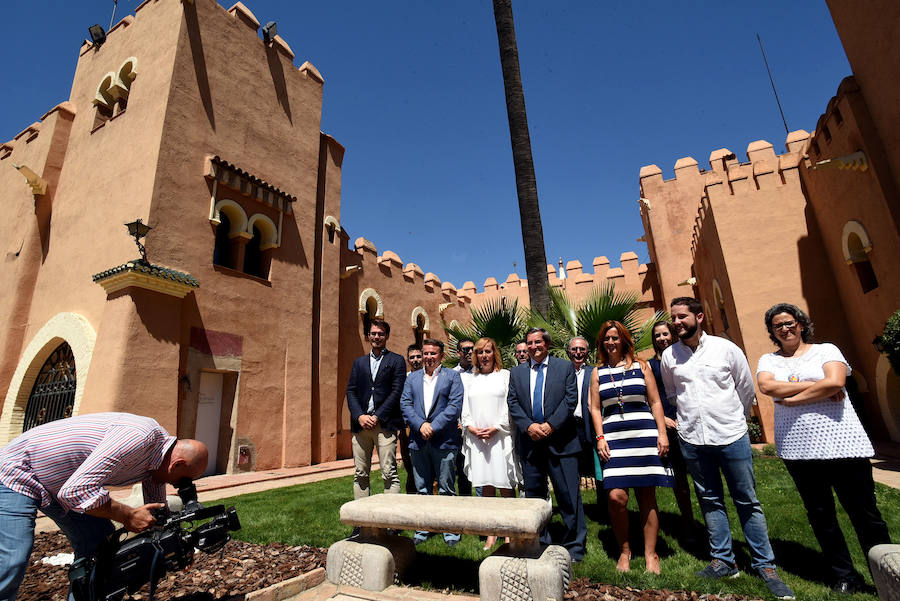 Imagen de archivo de la alcaldesa y de otras autoridades tras la remodelación del Castillo de Láchar.