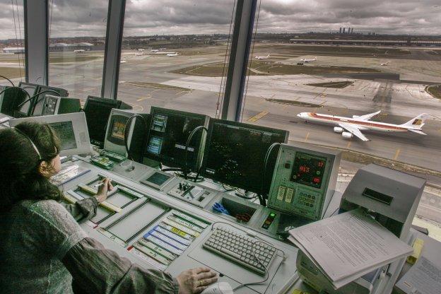 Una controladora sigue el despegue de un avión desde la torre del aeropuerto de Madrid-Barajas. :: alberto ferreras