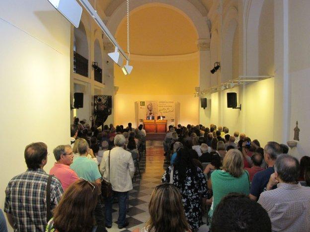 Unas 200 personas acudieron ayer a la charla que cerraba el ciclo.