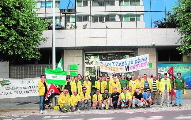 Manifestación de los bomberos forestales e Infoca a las puertas de Medio Ambiente.