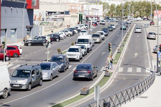 Vehículos circulan por el bulevar de Villa Inés, en el término municipal de Huércal de Almería.