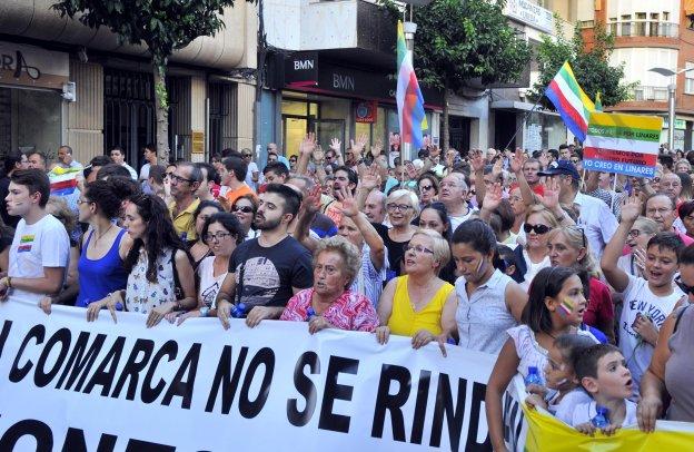 Vecinos de todas las edades acudieron a la manifestación del pasado jueves por la tarde.