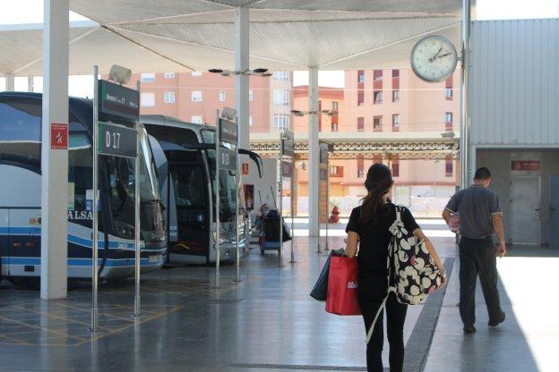 Una chica consulta el reloj de la estación.
