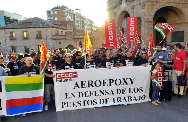 Empleados de Aeroepoxy y vecinos de Linares apoyaron a los primeros en sus reivindicaciones, ayer en la Plaza del Ayuntamiento. /ENRIQUE
