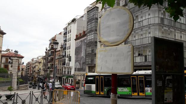 Una señal tapada en la plaza de San Francisco, a la espera de ser descubierta cuando comience el proceso de peatonalización./J. M. LIÉBANA
