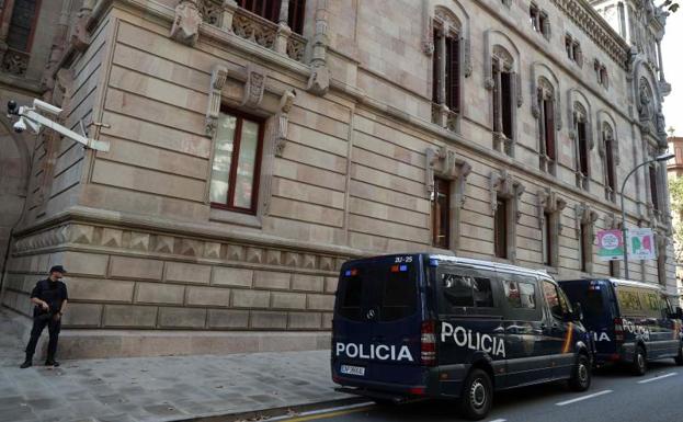 Furgonetas de la Policia Nacional frente a la Audiencia de Barcelona./Efe