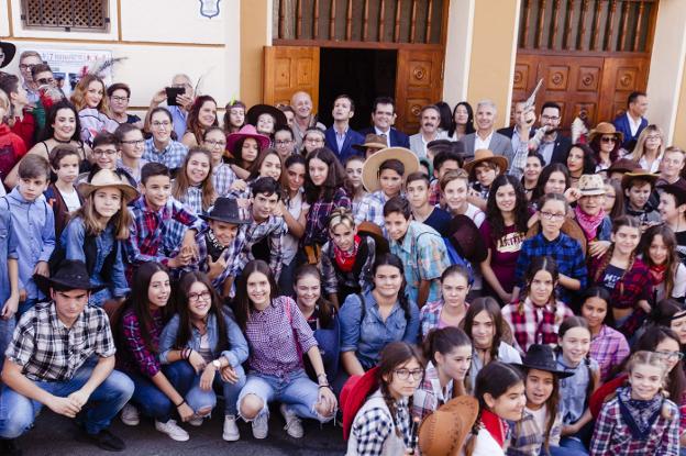 Estudiantes que participaron en la inauguración del festival./IDEAL