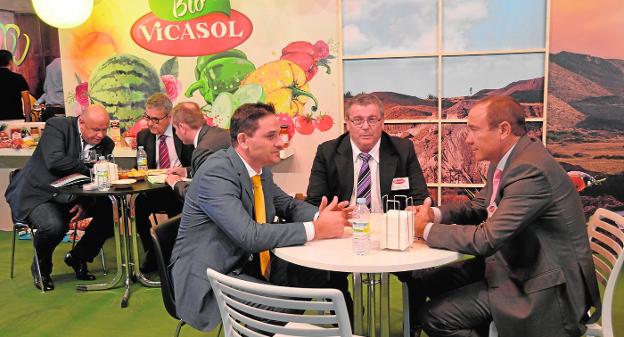 Reuniones con clientes en el expositor de Vicasol durante la pasada edición de Fruit Attraction. /J. E. R.
