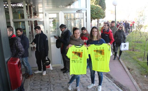 Jóvenes recogiendo su dorsal para la pasada edición./M. Á. C.