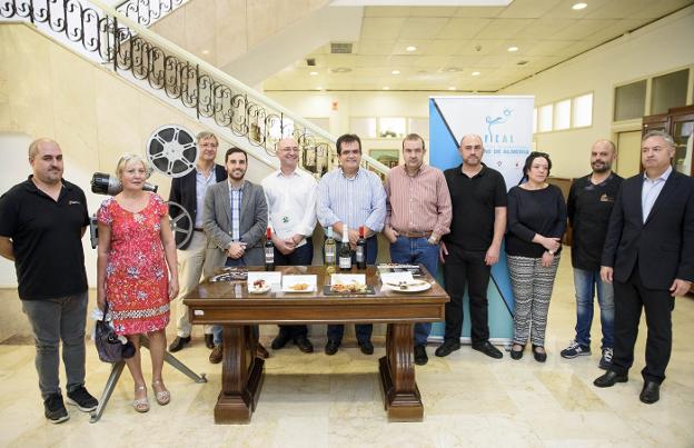Representantes políticos y de los hosteleros en la presentación de la iniciativa./IDEAL