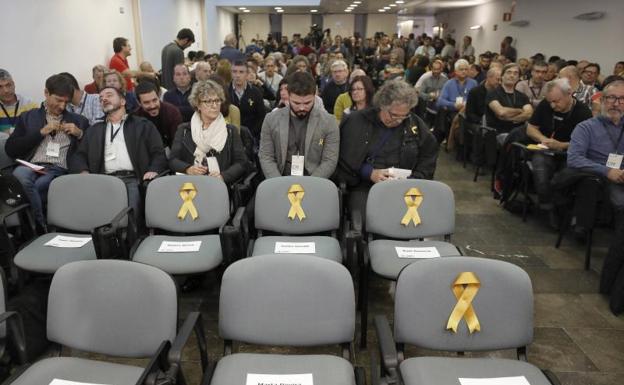 Lazos amarillos en las sillas vacías de los tres exconsellers y el vicepresidente del Govern de ERC./Andreu Dalmau (Efe)