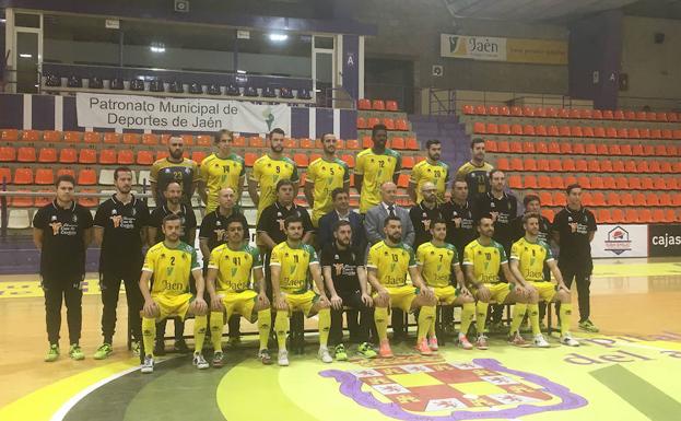 El presidente de la Diputación participa en la foto oficial del Jaén Paraíso Interior Fútbol Sala
