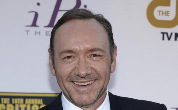 Salen a la luz unas comprometidas fotos de Kevin Spacey con un chico en actitud muy cariñosa