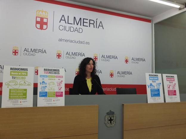 La concejala de Economía y Hacienda, María del Mar Vázquez, ayer en rueda de prensa./S. G. H.