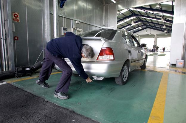 Un vehículo pasa la inspección técnica en una ITV de Veiasa./A. AGUILAR