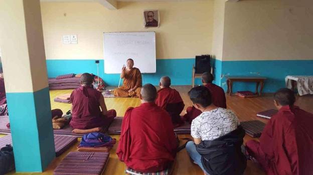 Práctica de meditación guiada por un monje tailandés de forma altruista./
