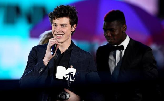 Shawn Mendes recibe uno de los galardones de la noche./Dylan Martínez (Reuters)