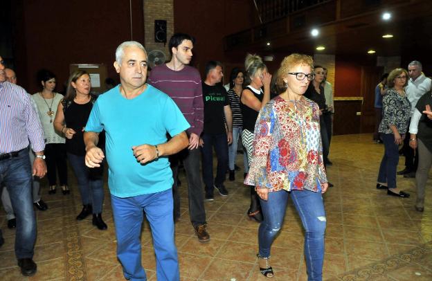 Alta demanda. Las clases de bailes de salón y latinos son las más numerosas y el salón donde se practica se queda 'pequeño' a veces./