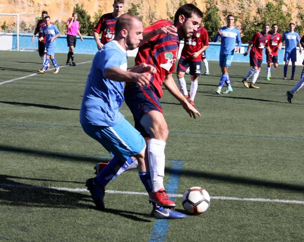 Un momento de lucha en el partido jugado en Monachil :/MANU LÓPEZ